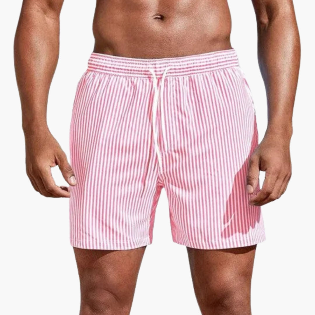 Avslappnade herr badshorts med justerbar dragsko, perfekta för aktivitet vid vattnet. Fickor för småsaker.