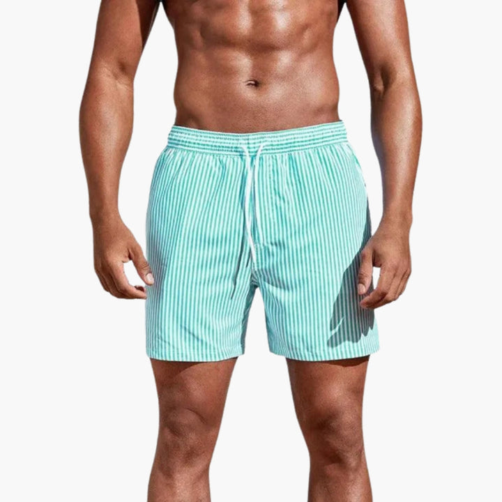 Stilrena strandshorts herr med justerbar dragsko. Mångsidiga simshorts för sommar och vattenaktiviteter.