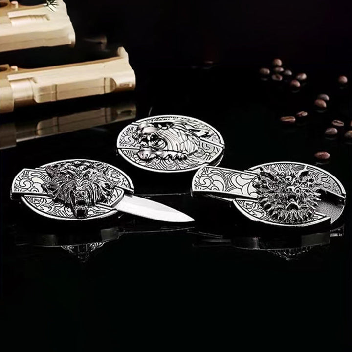 "Herrbälte i äkta läder, dolt knivspänne, svart med metallglänsande finish, elegant och funktionell accessoar."