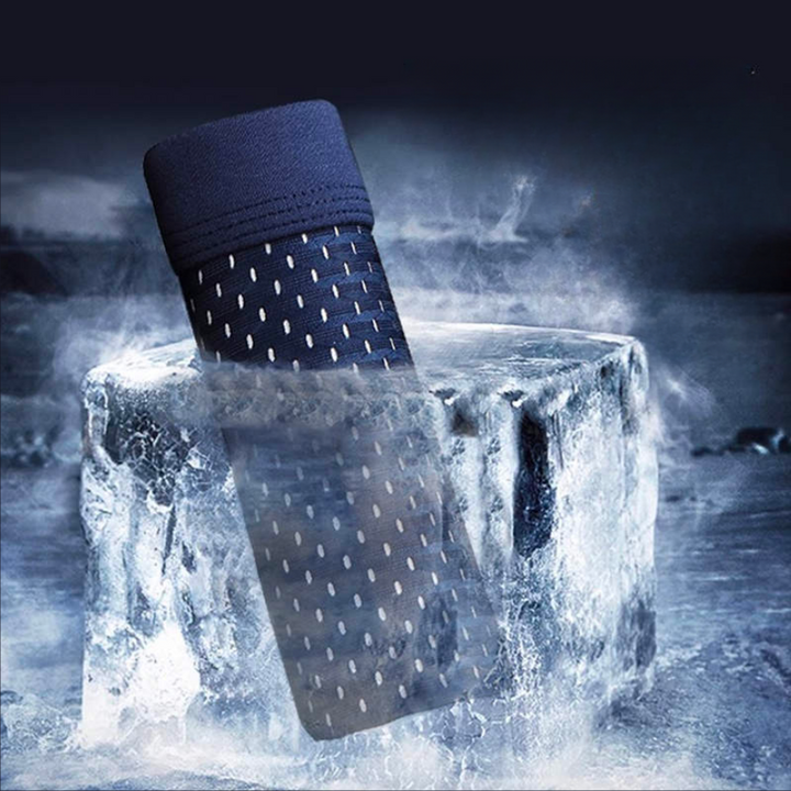 Detaljbild av andningsbara herrboxershorts. Mjukt, slitstarkt tyg för komfort hela dagen. Perfekt multipack.