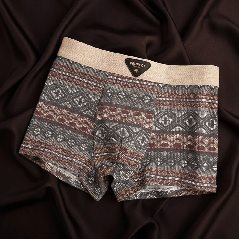 Närbild av U-påsen på herrboxershortsen, visar stödjande design med geometriskt mönster i bomullsmix.