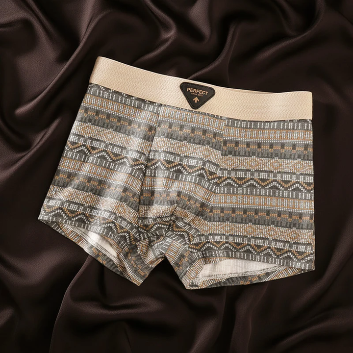 Man bär bekväma herrboxershorts med trendigt geometriskt mönster och stödjande U-påse, herrunderkläder.