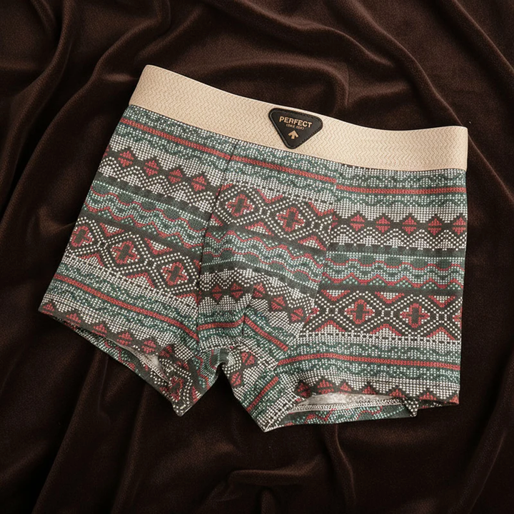 Detalj av det intrikata geometriska mönstret på herrboxershorts, tillverkade i mjuk bomullsmix.