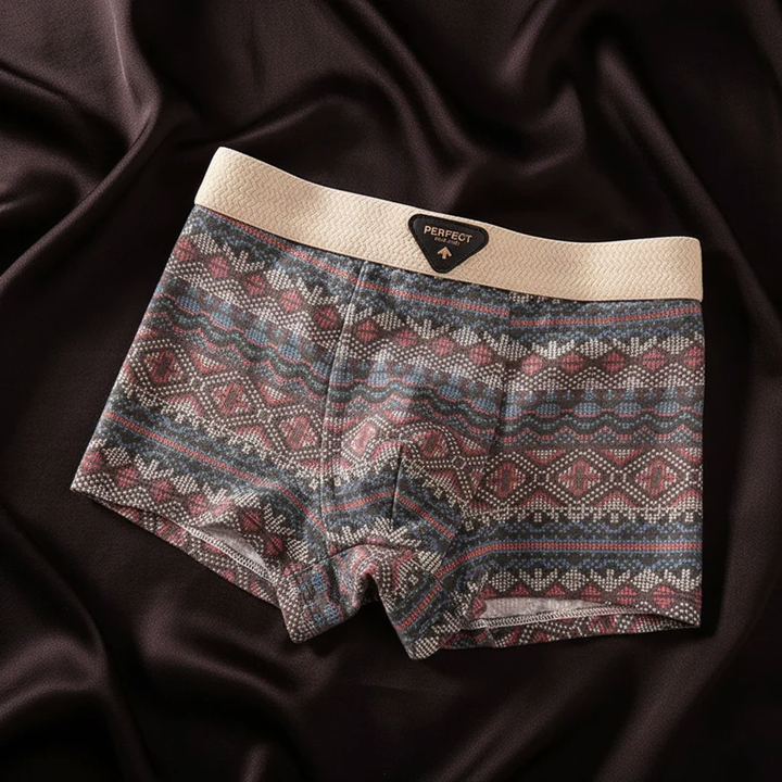 Baksidan av herrboxershorts med geometriskt mönster, framhäver den bekväma passformen för herrmode.