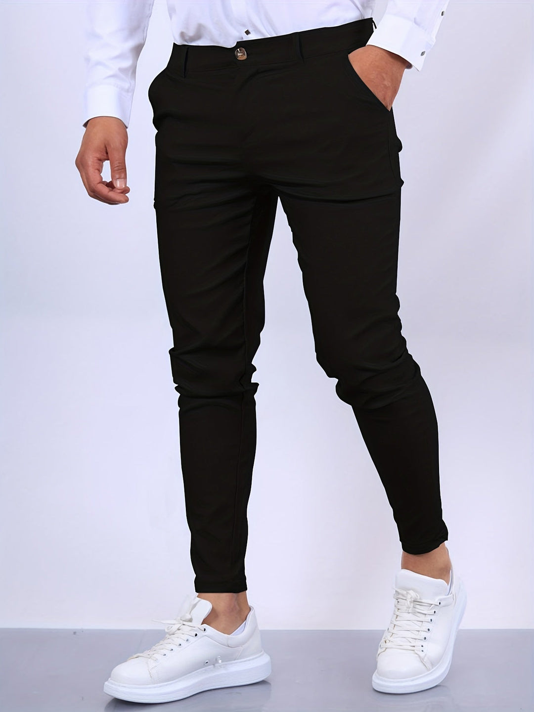 Gråa moderna herrbyxor i slim fit, stretchiga för flexibel rörelse och stil.