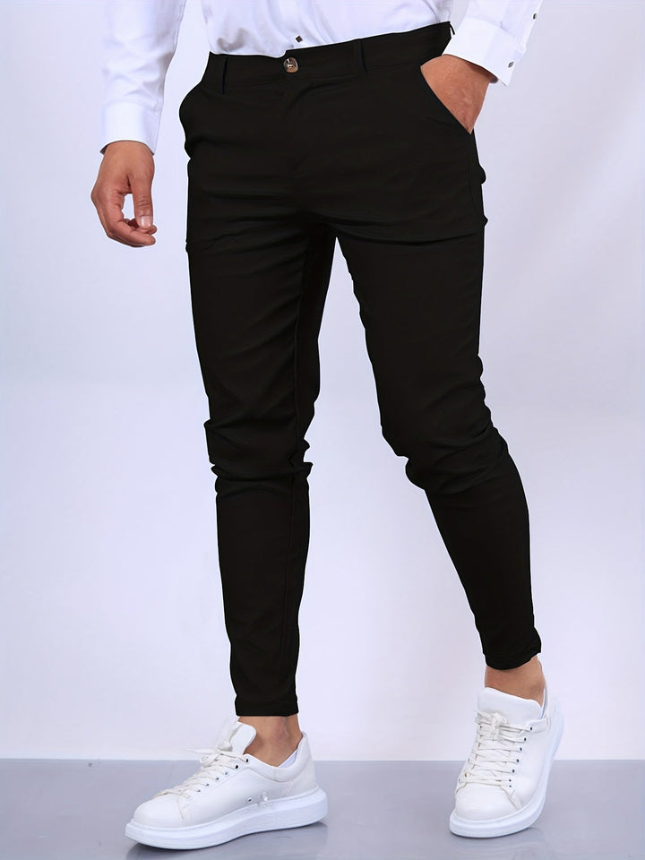 Gråa moderna herrbyxor i slim fit, stretchiga för flexibel rörelse och stil.