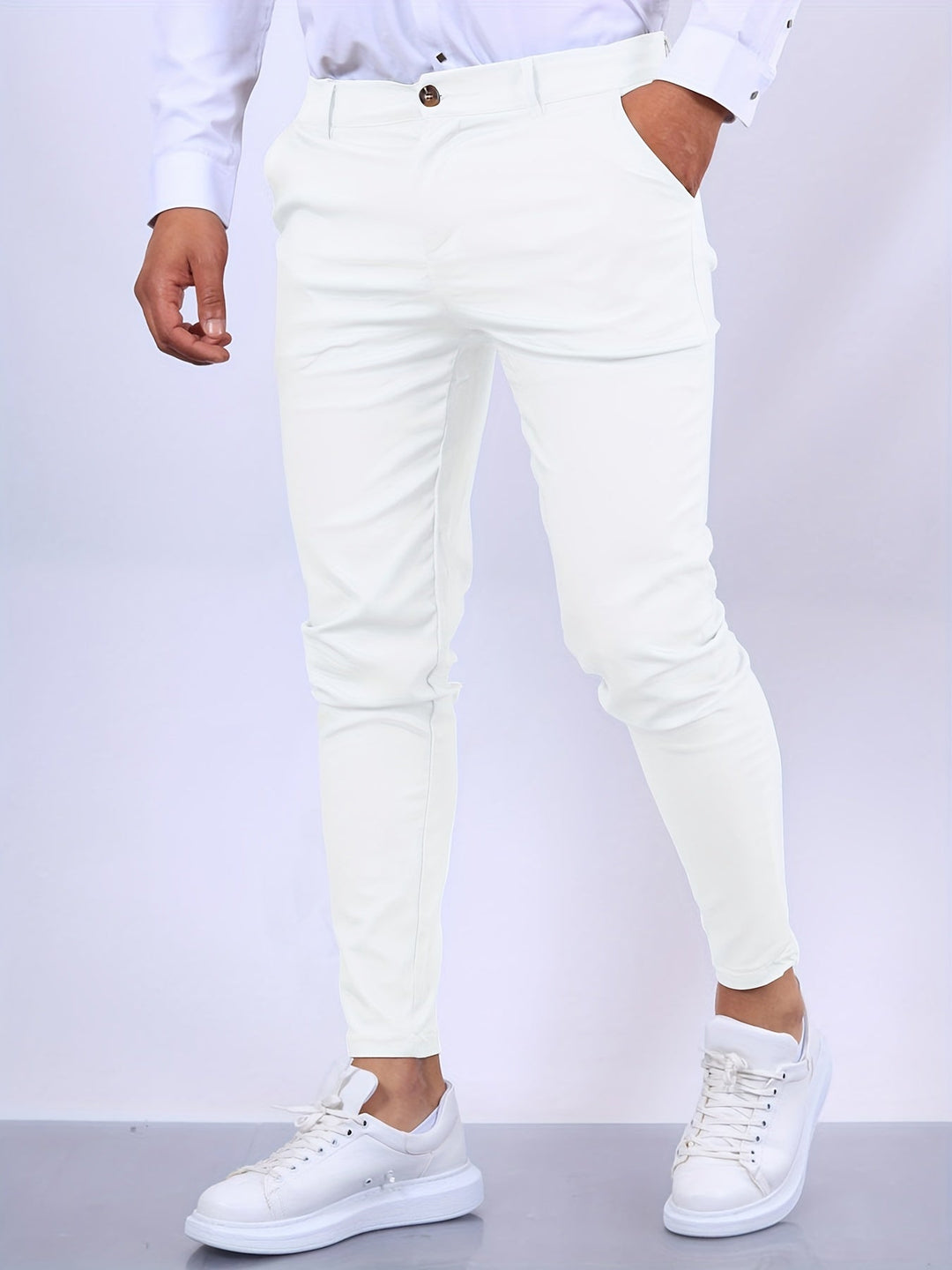 Mörkblåa slim fit byxor herr, med stretch som ger en bekväm och elegant look.