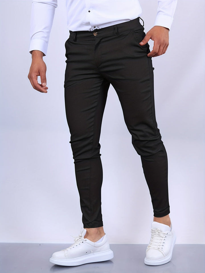 Festbyxor för herr, slim fit med stretch, ger en skarp och bekväm silhuett.