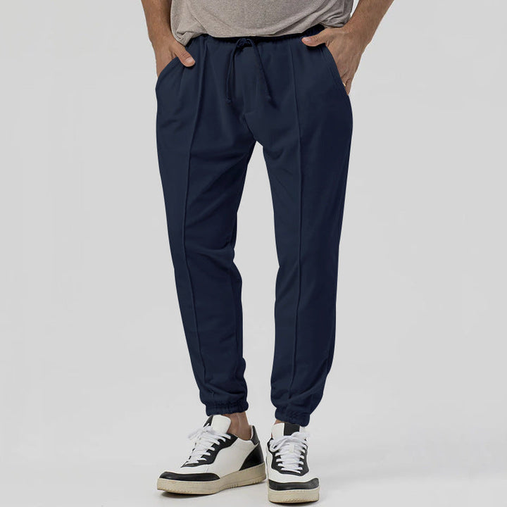 Man i avslappnade Flex Motion herrbyxor som visar en bekväm och modern stil för herrmode.