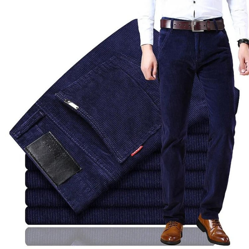 Manlig modell bär bruna manchesterbyxor, klassisk rak passform, mångsidig herrklädsel