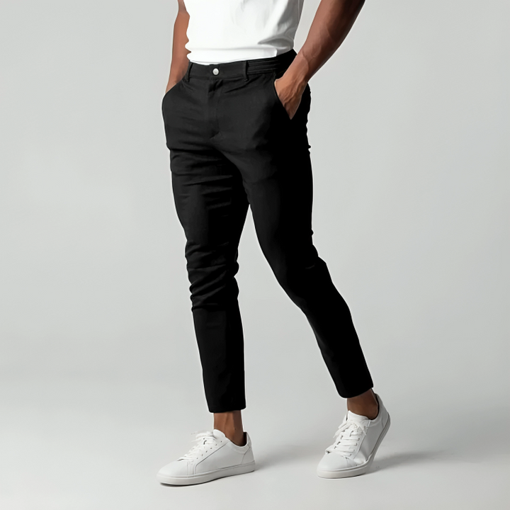 Man i rörelse visar komfort och flexibilitet i Adam byxorna, perfekta herrbyxor för hela dagen.