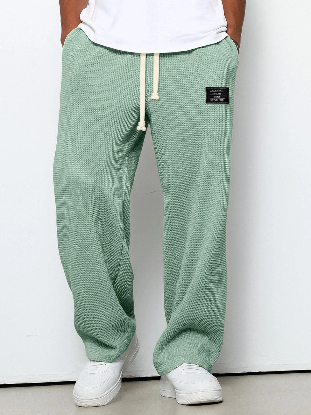 Närbild på dragsko och elastisk midja på herrbyxor Relaxed Fit, för optimal passform och komfort.