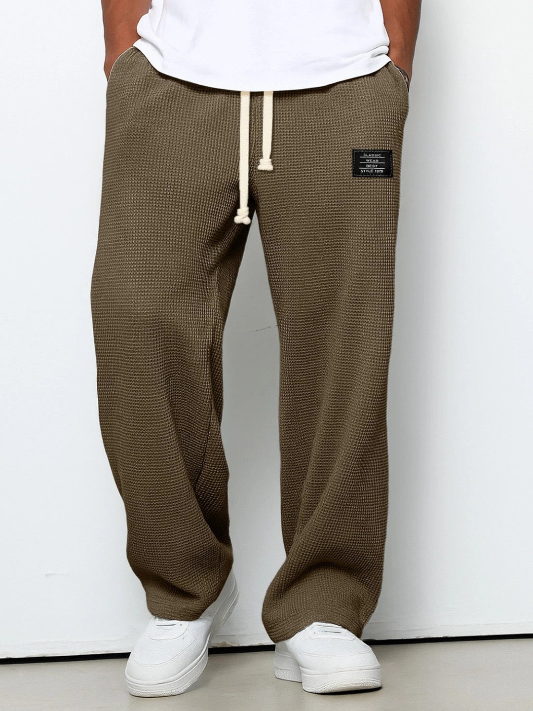 Vikta Herrbyxor Relaxed Fit med dragsko, visar den mjuka tygkvaliteten och avslappnade stilen.