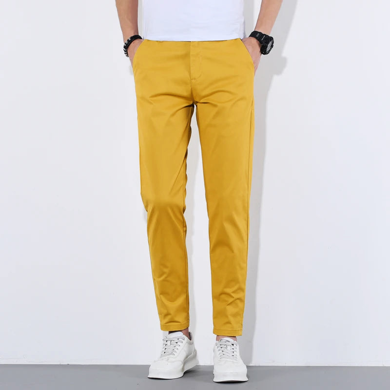 Man bär bekväma slim fit herrbyxor med avsmalnande ben, demonstrerar passformen