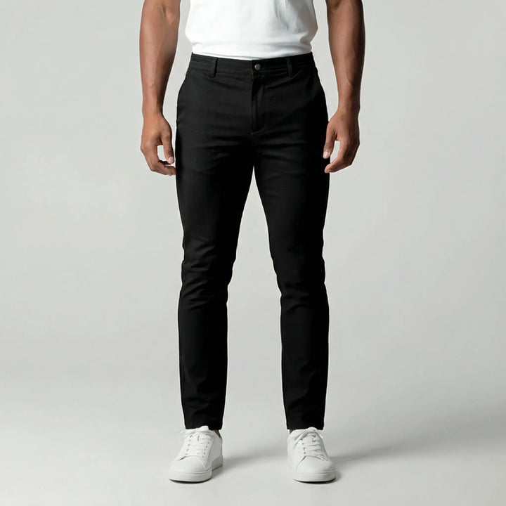 Stilrena slim fit herrbyxor med stretchtyg. Avsmalnande modell för kontor eller casual look.