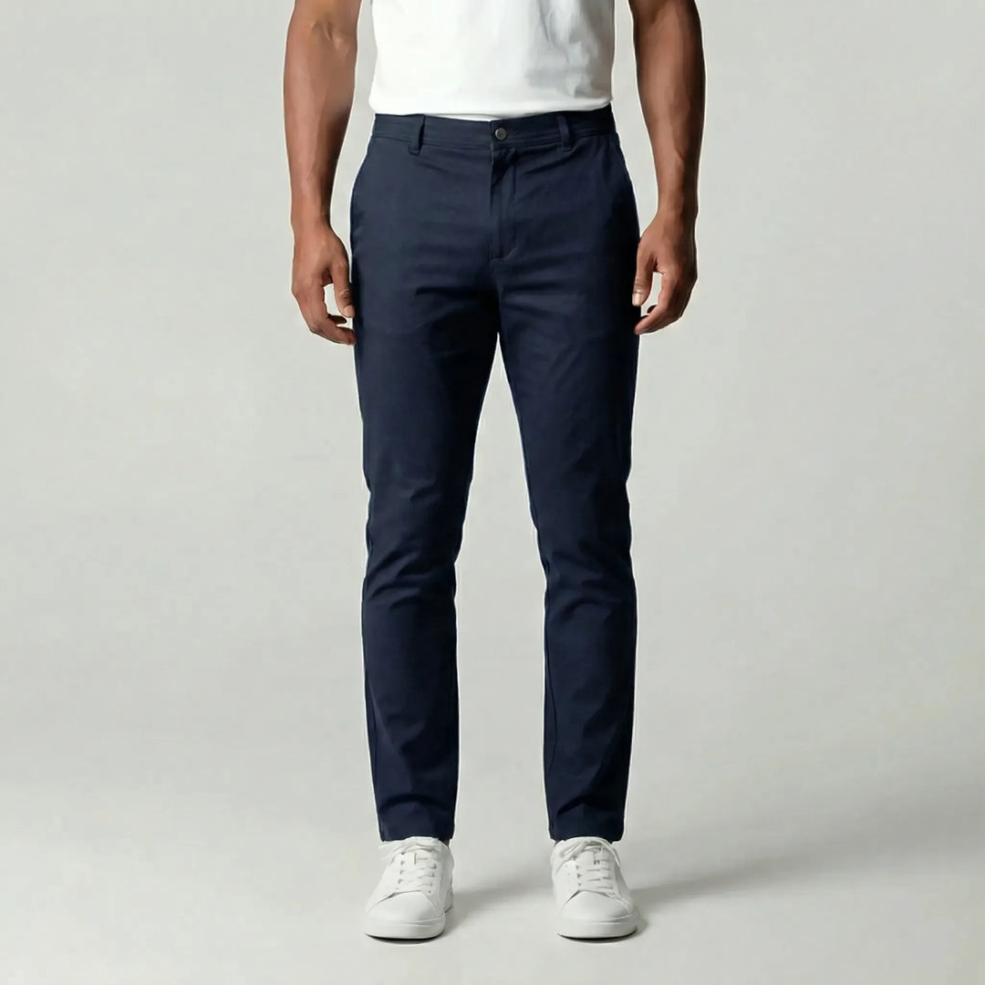 Herrbyxor Adam med slim tapered fit. Bekväma stretchbyxor för stilren herrmode och vardagsbruk.
