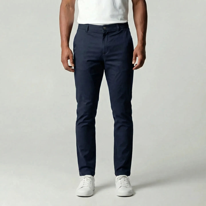 Herrbyxor Adam med slim tapered fit. Bekväma stretchbyxor för stilren herrmode och vardagsbruk.