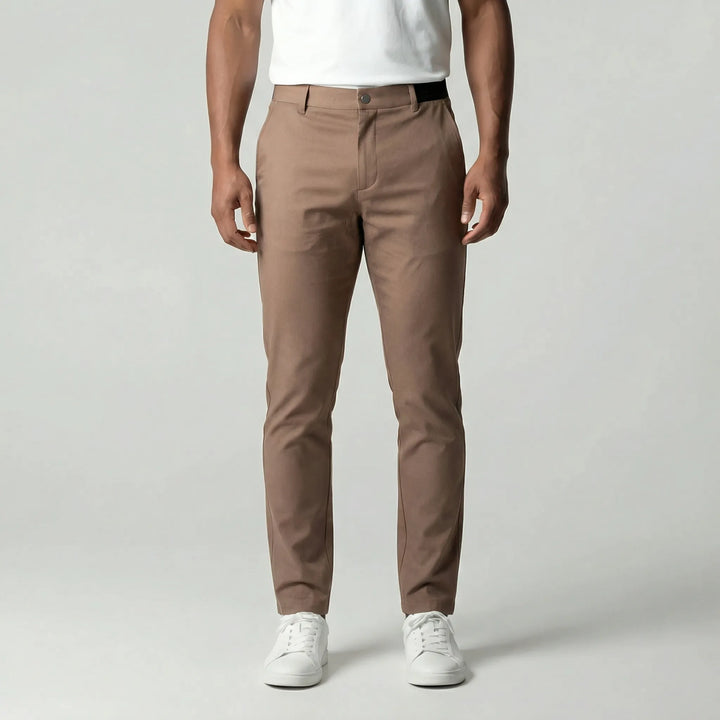 Adam Slim Tapered herrbyxor. Stilrena och bekväma stretchbyxor med modern passform för alla tillfällen.