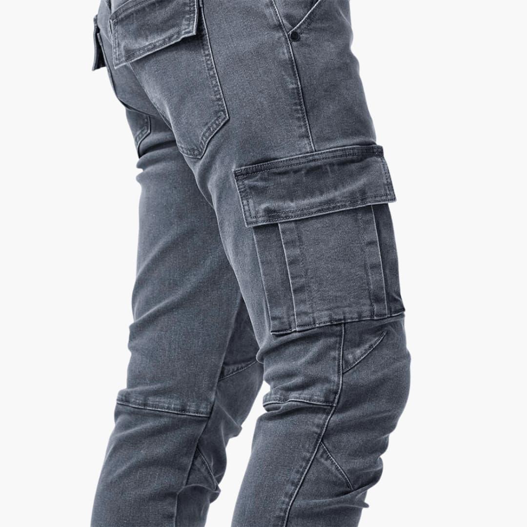 Jeansfärgade cargobyxor för män, med stretch och praktiska fickor. Perfekta för herrkläder.