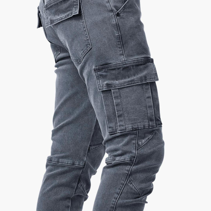 Jeansfärgade cargobyxor för män, med stretch och praktiska fickor. Perfekta för herrkläder.