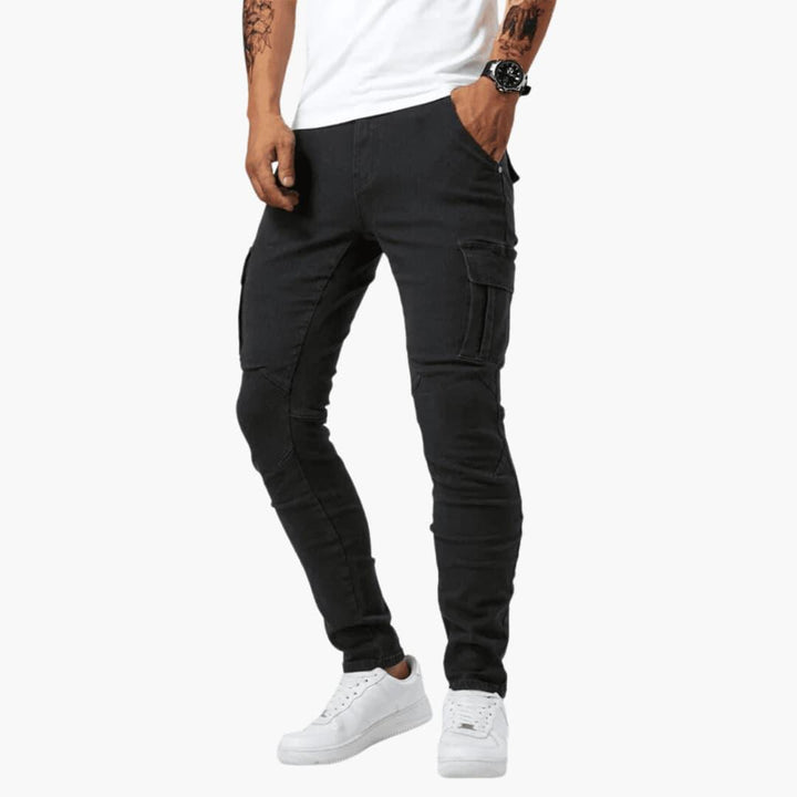 Moderna cargobyxor för herr i stretchigt jeanstyg. Bekväma med flera fickor för daglig användning.