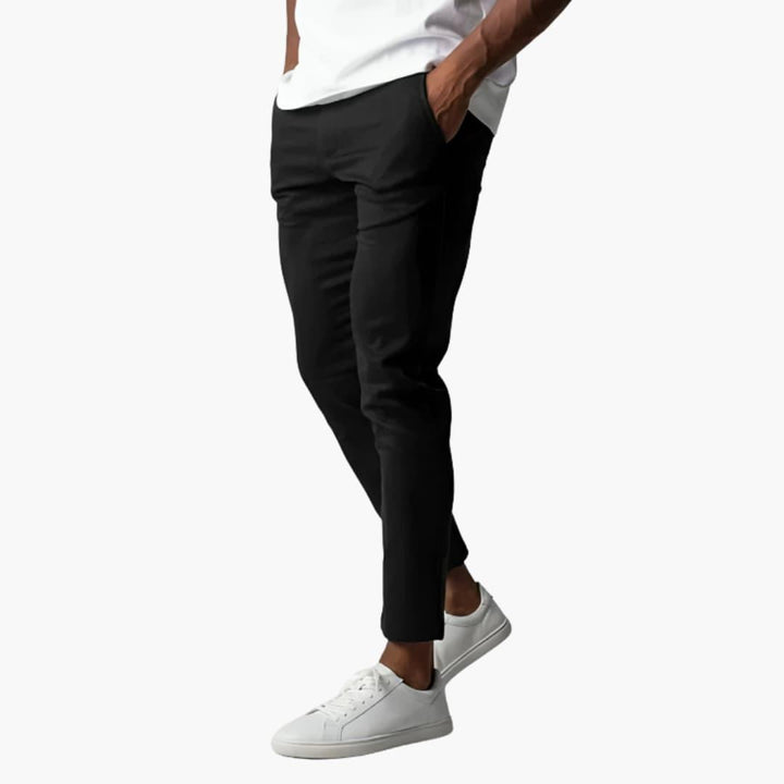 Svarta slimfit herrchinos med stretch. Moderna byxor för en stilren look, bekväma för vardag & kontor.