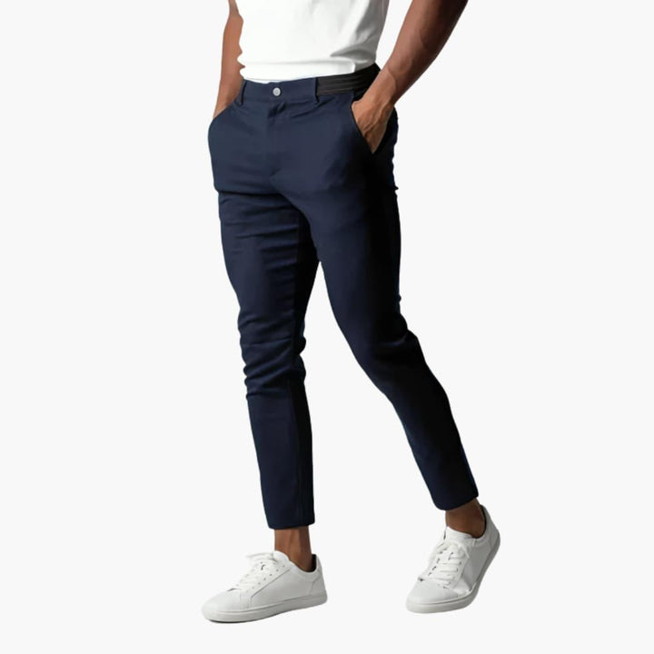 Stilrena herrbyxor i beige med stretch. Bekväma chinos i modern design, idealiska för alla tillfällen.