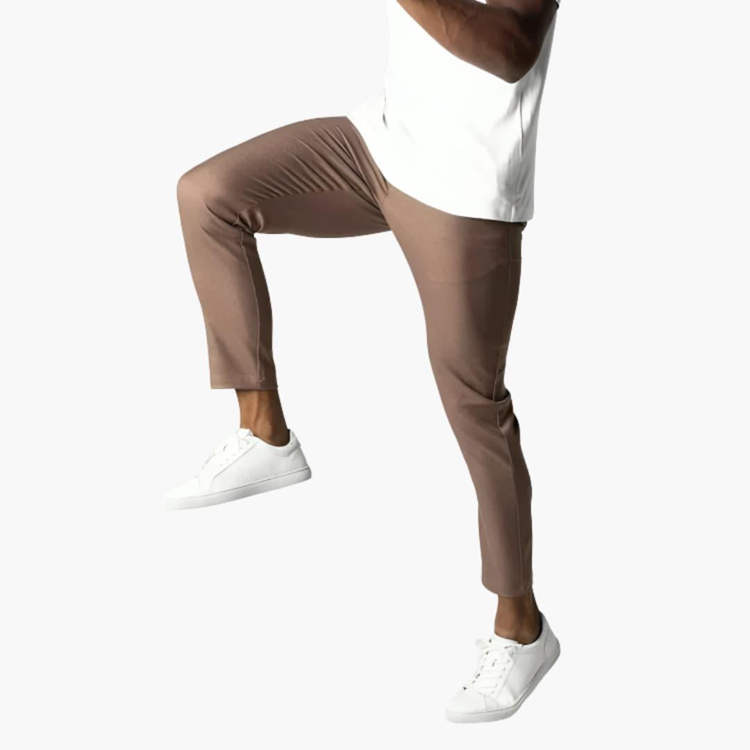 Herrchinos i svart, med mjuk stretch. Bekväma och stilrena slimfit byxor för modern man, kontor & fritid.