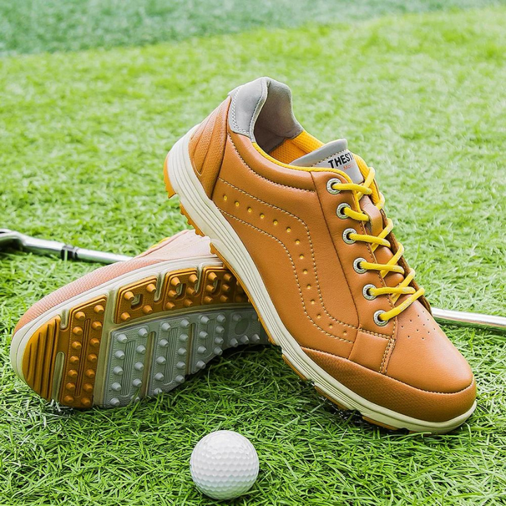 Lätta herrgolfskor i modern design, vita med integrerade spikar för bra fäste