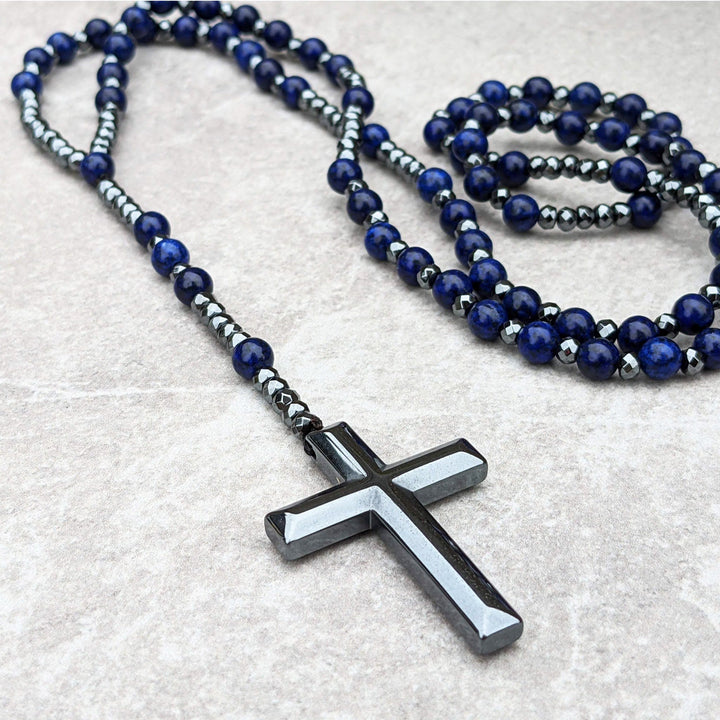 Man bär stilfullt herrhalsband rosenkrans med ädelstenar. Tigeröga & lapis lazuli. Personligt & skyddande.