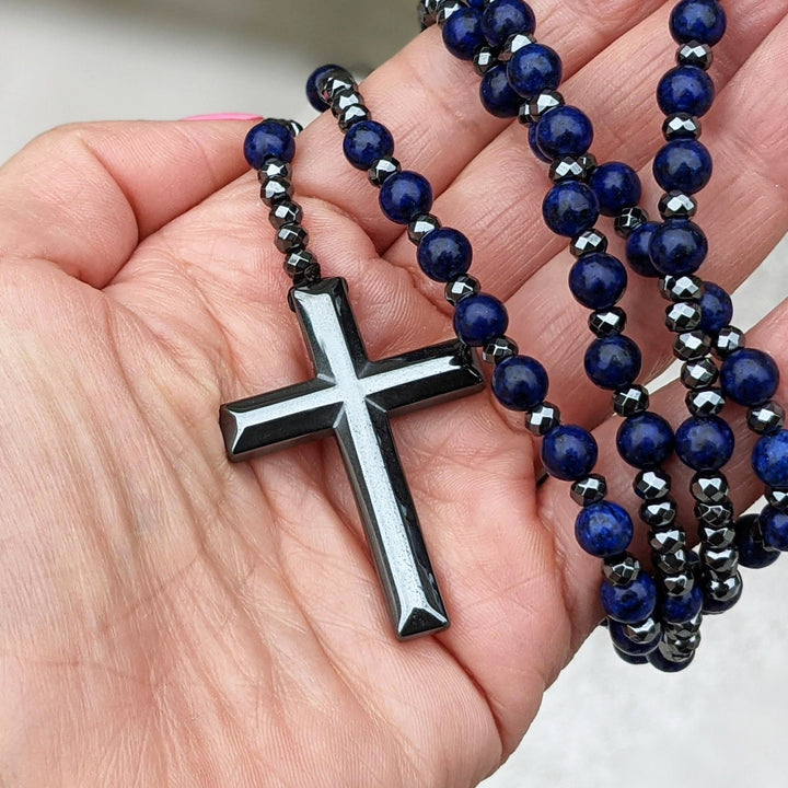 Närbild på rosenkrans herrhalsband. Ädelstenar: grönt tigeröga, lapis lazuli, grå jaspis. Skyddande.
