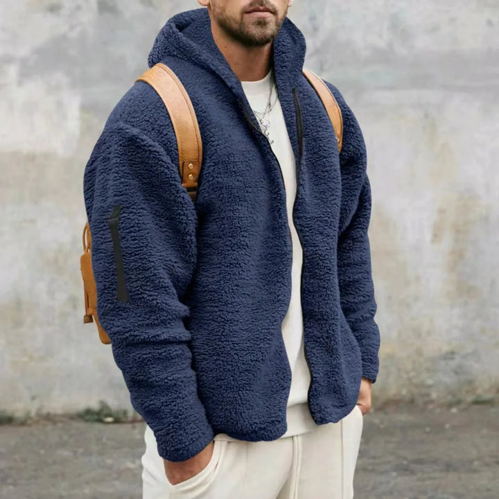 Modern herrjacka med huva och hel dragkedja. Värmande ytterplagg, perfekt för herrmode i kyla.