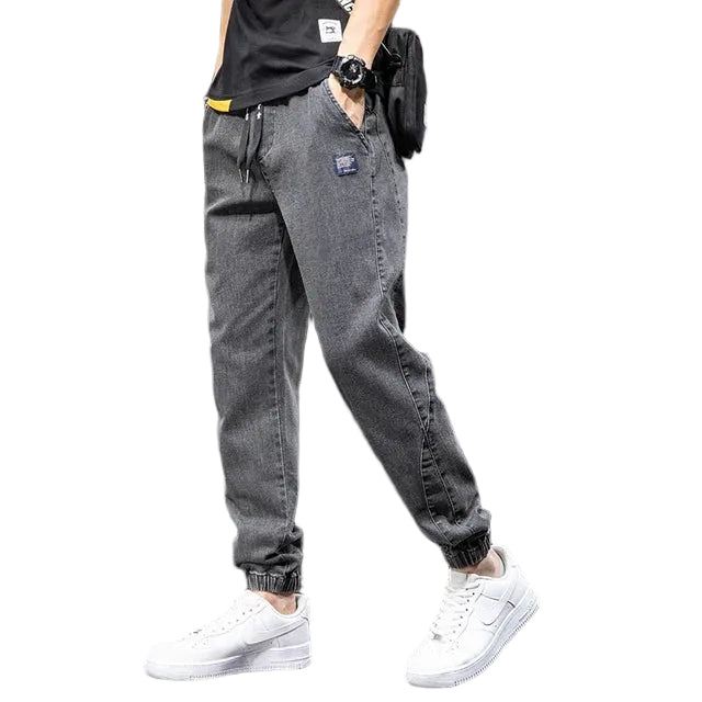 Herrjeans i avslappnad passform, perfekta för vardagsbruk. Klassiska svarta denimbyxor i herrmode.