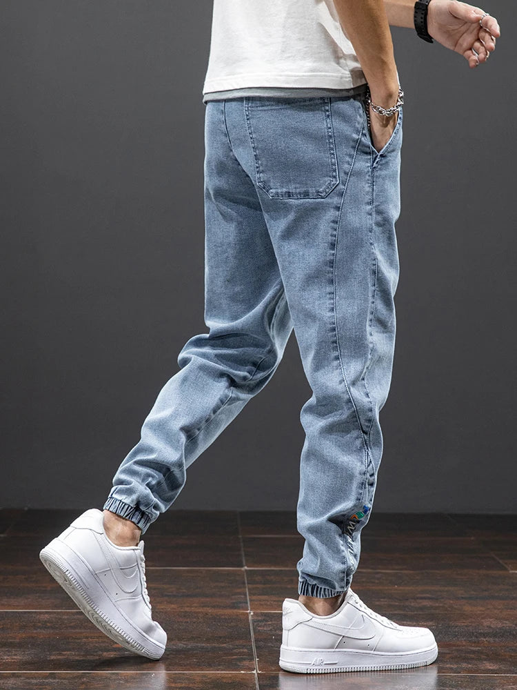 Trenderiga herrjeans i mellantvättad blå. Mångsidiga och avslappnade för modern herrmode.