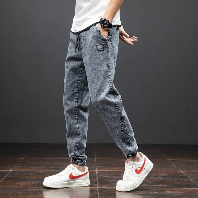 Man bär avslappnade blå herrjeans med en t-shirt. Perfekta vardagsbyxor i denim.
