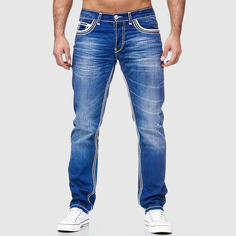 Man bär svarta herrjeans, klassisk stil, hög komfort för en avslappnad look, slitstark denim.