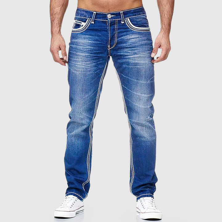 Man bär svarta herrjeans, klassisk stil, hög komfort för en avslappnad look, slitstark denim.
