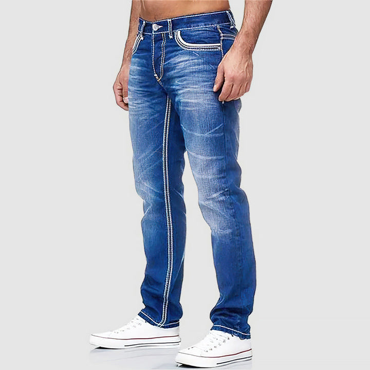 Närbild av textur på klassiska herrjeans, premium denim som är mjuk och slitstark, bekväm.