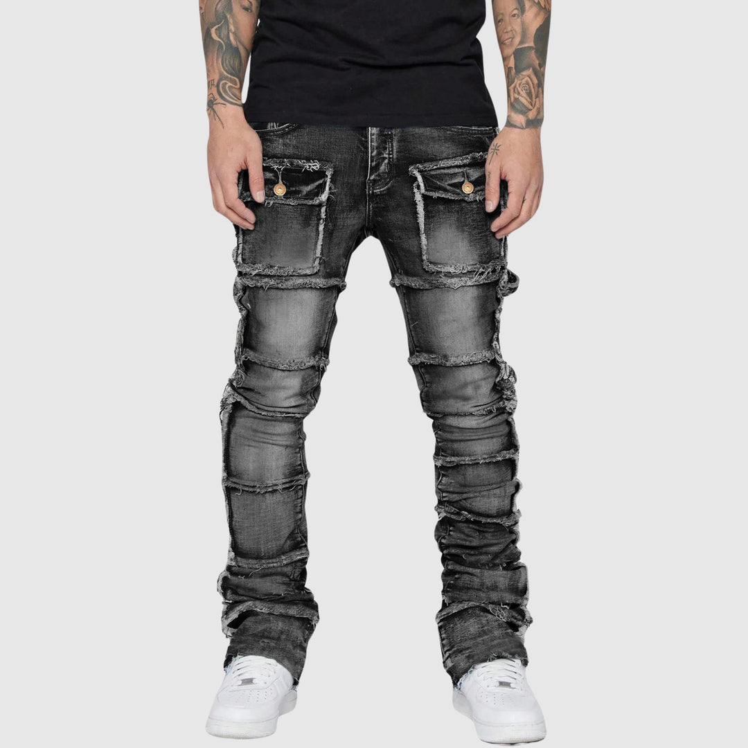 Närbild av slitna detaljer på herrjeans i distressed stil, framhäver den moderna designen och texturen.