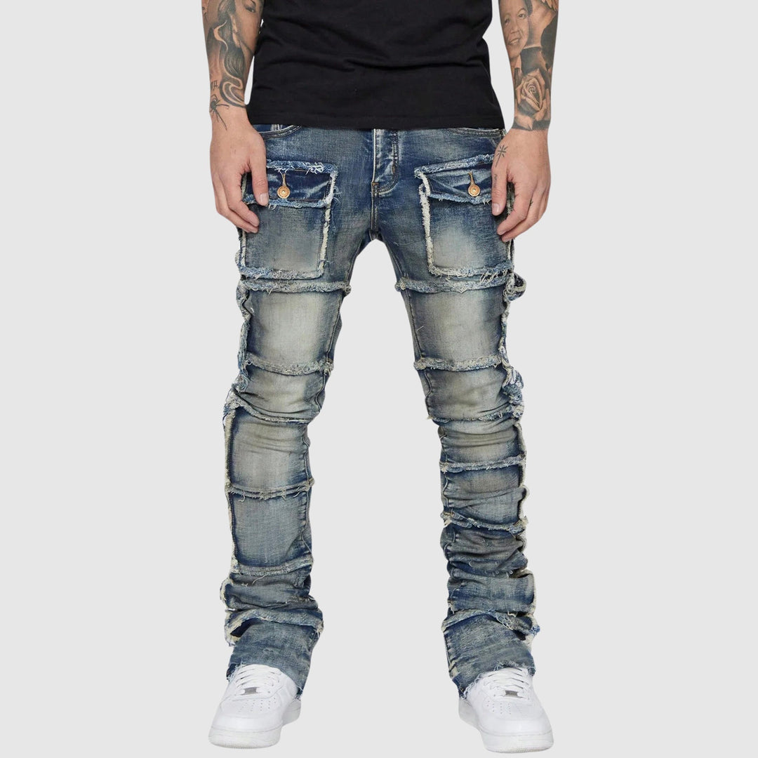 Man bär svarta distressed herrjeans med pencil fit, visar upp den moderna stilen och casual looken.
