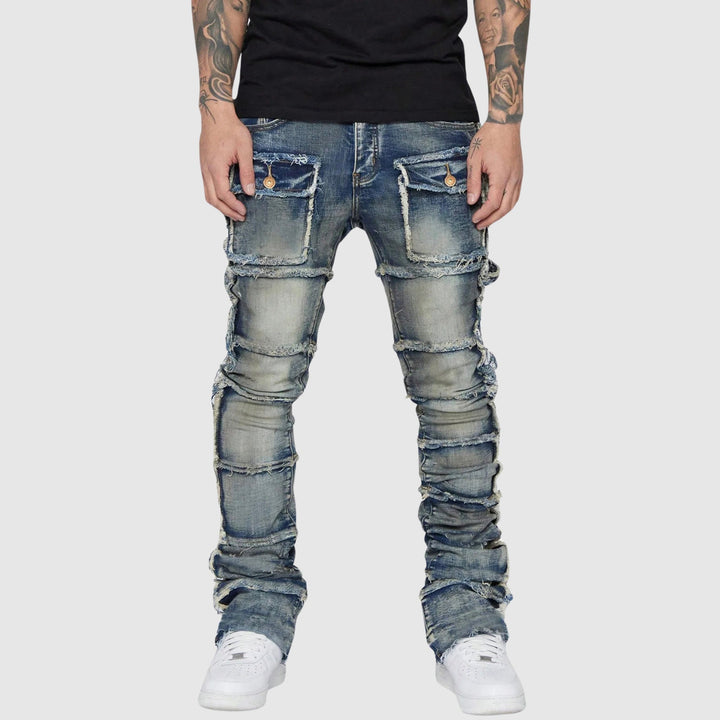 Man bär svarta distressed herrjeans med pencil fit, visar upp den moderna stilen och casual looken.