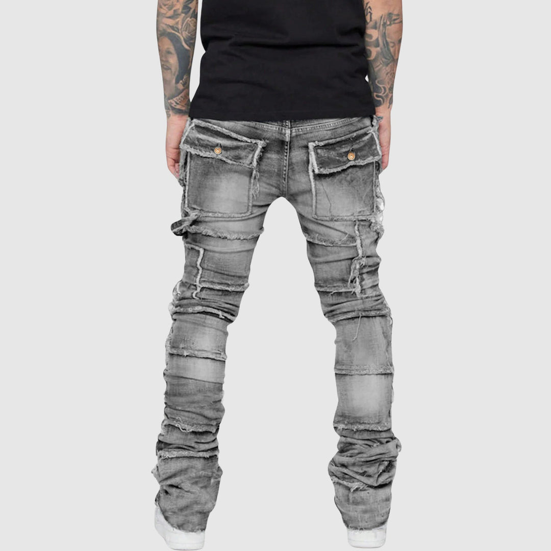 Grå herrjeans med strategiskt placerade slitningar, en modern distressed look och bekväm pencil fit.