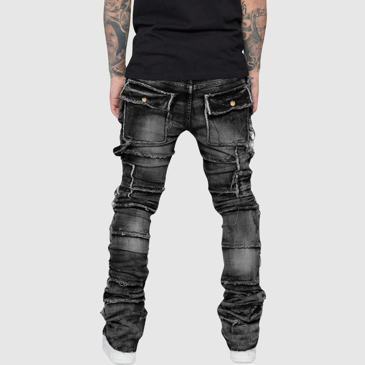 Blå distressed jeans för herrar, en trendig stil med synliga slitningar och modern passform för vardagsbruk.
