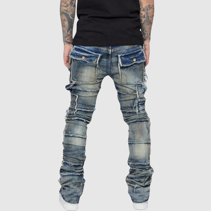 Detaljbild på ficka och lår på herrjeans i modern distressed stil, perfekt för modekläder.