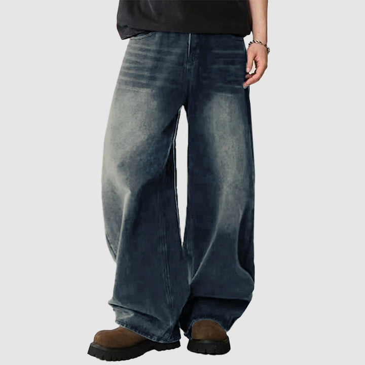 Ljusblå herrjeans med en ledig passform och breda ben, mångsidiga vardagsjeans.