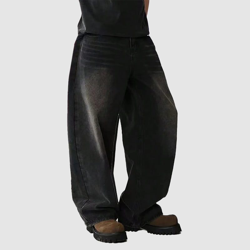 Ensidig bild av svarta herr baggy jeans med breda ben som visar den lediga passformen.