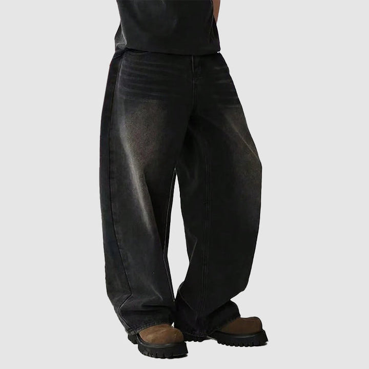 Ensidig bild av svarta herr baggy jeans med breda ben som visar den lediga passformen.