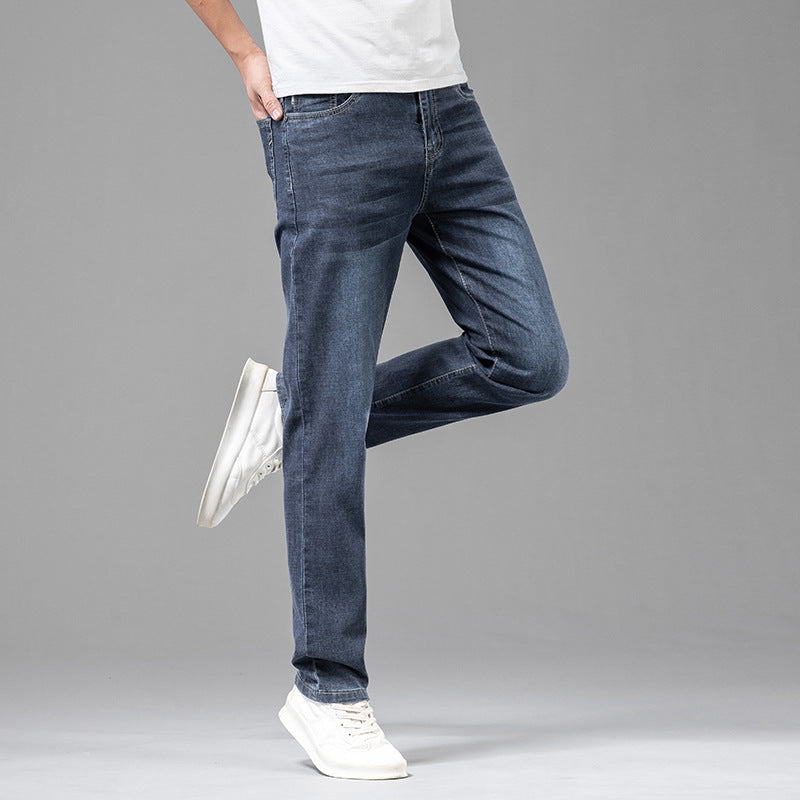 Man bär bekväma herrjeans med rak passform och hög midja i ljusblå tvätt, för en avslappnad look.