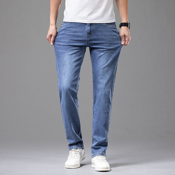Två par herrjeans, ett blått och ett grått, med rak passform och hög midja, staplade prydligt.