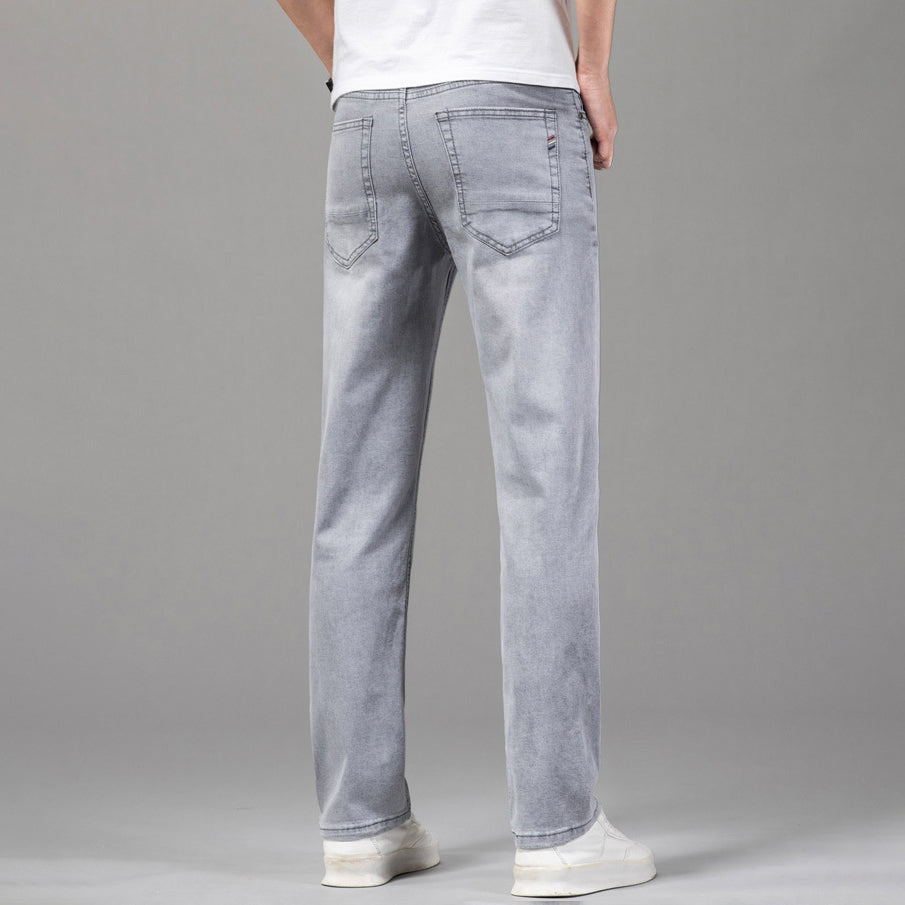 Modell visar framsidan av mörkgrå herrjeans med rak passform, betonar den smickrande höga midjan.